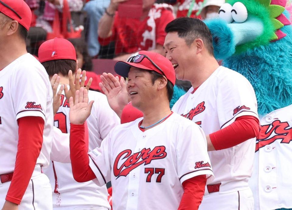 　帽子をとって床田寛樹を出迎える新井監督（撮影・市尻達拡）