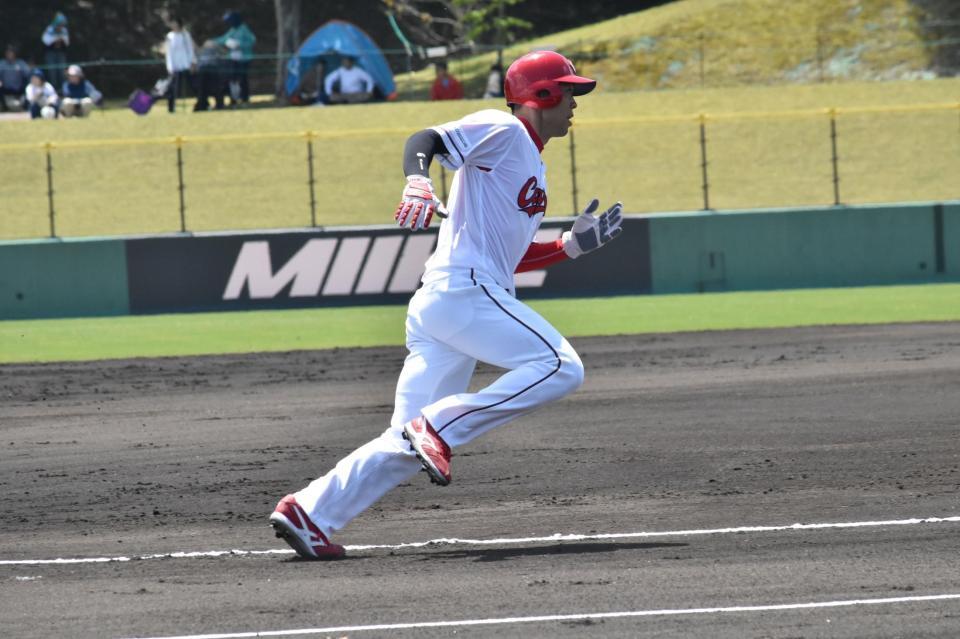 　１回、ラミレスの適時二塁打で本塁に向かう秋山