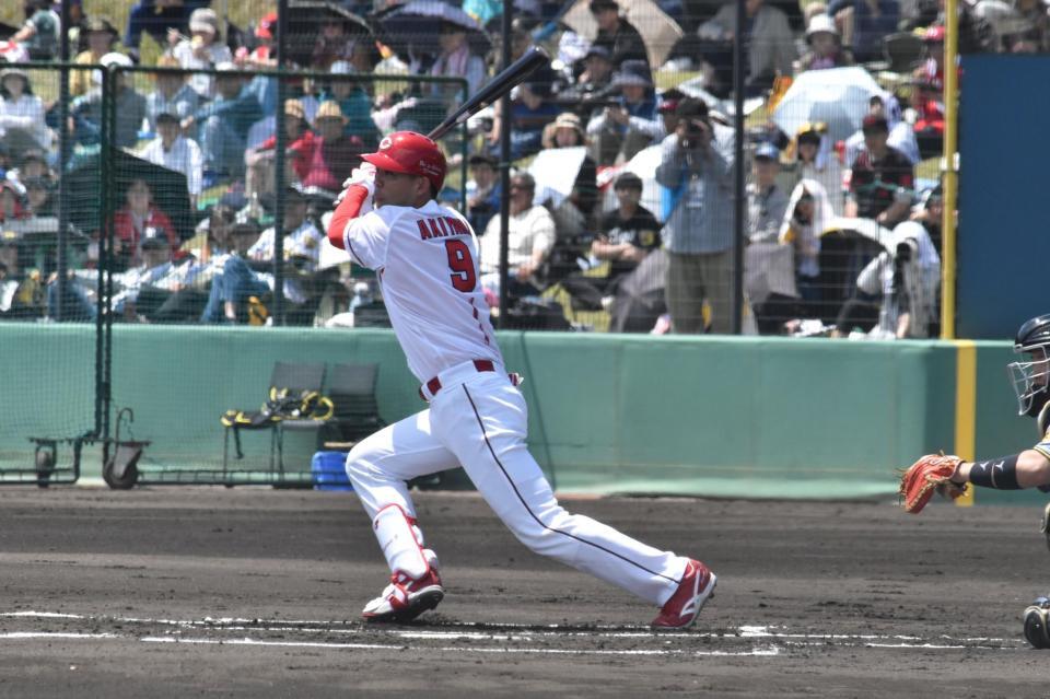 　１回、左前打を放つ秋山