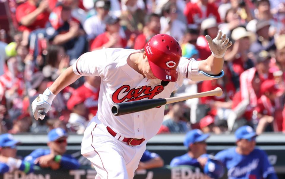 　４回、左前タイムリーを放ち、バットを放り投げる山足（撮影・市尻達拡）