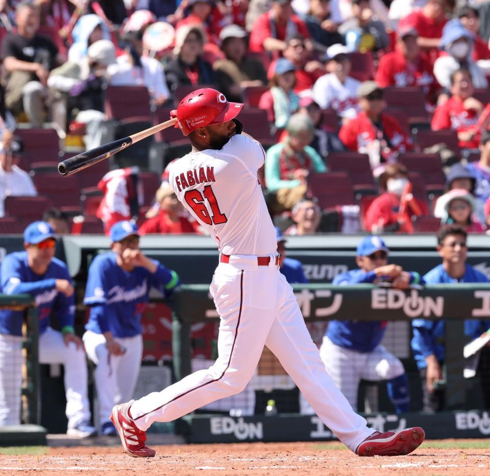 　４回、右中間への二塁打を放つファビアン（撮影・市尻達拡）