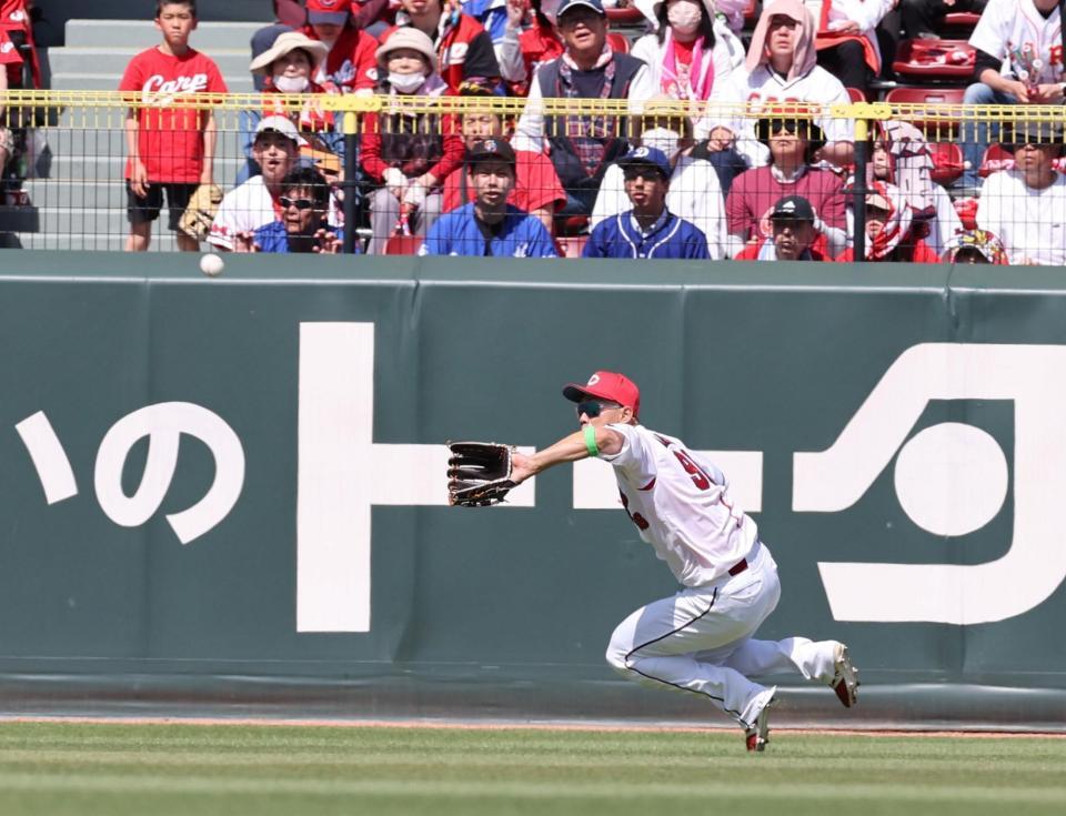 　４回、細川が放った左中間への打球を好捕する中村奨（撮影・市尻達拡）