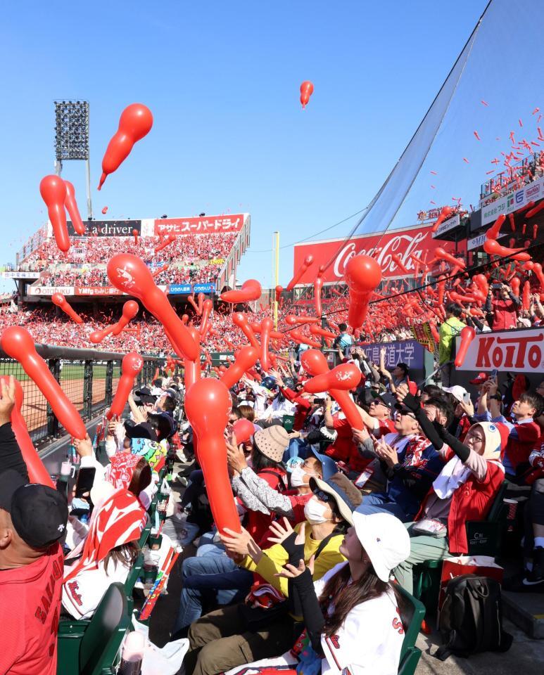 　７回の攻撃を前に、赤い風船を飛ばす鯉党（撮影・市尻達拡）