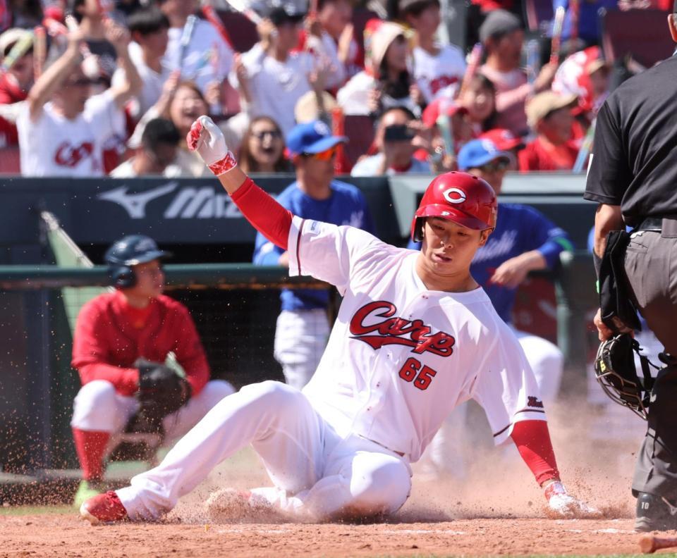 　４回、ファビアンの左前２点タイムリーで、本塁へ滑り込む玉村（撮影・市尻達拡）