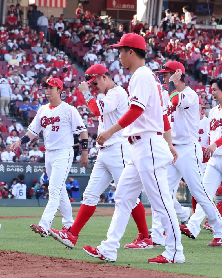 　ファンへのあいさつを終え、ベンチに引き上げる小園（撮影・市尻達拡）