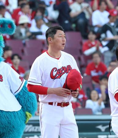 　試合後、ファンにあいさつする新井監督（撮影・市尻達拡）