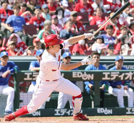　４回、左前タイムリーを放つ山足