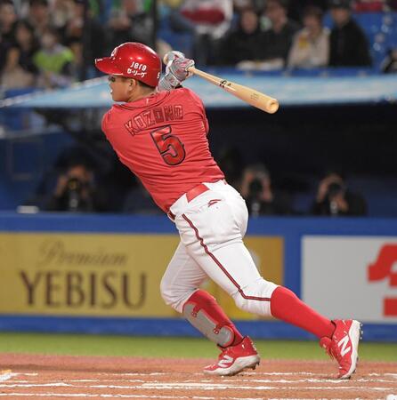 　６回、小園は中前安打を放つ（撮影・佐藤厚）