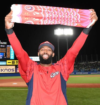 　鯉のぼりを掲げ笑顔を見せるファビアン（撮影・佐藤厚）