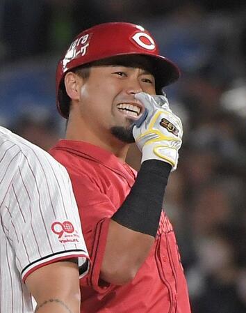 　７回、末包は左前に２点適時打を放ち、笑顔を見せる（撮影・佐藤厚）