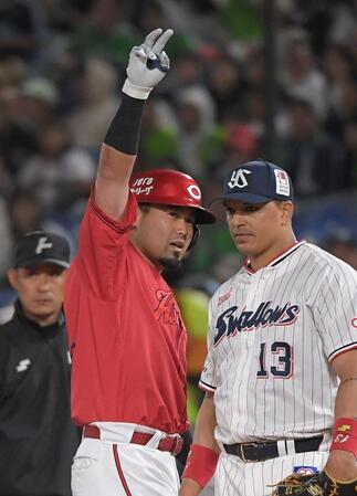 　７回、末包は左前に２点適時打を放ち、ガッツポーズを見せる（撮影・佐藤厚）