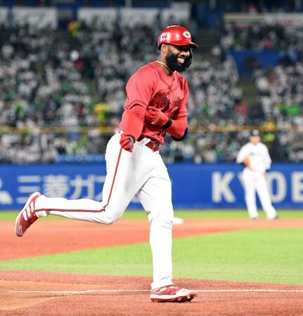 　３回、ファビアンは左越えに３号先制ソロを放ち、笑顔を見せる（撮影・佐藤厚）