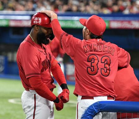 　３回、ファビアンは左越えに３号先制ソロを放ち、菊池（右）に迎えられる（撮影・佐藤厚）