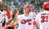 　４回、生還後に笑顔でナインとタッチを交わす山足（撮影・市尻達拡）