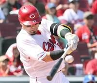 　４回、右翼線へのタイムリーを放つ末包