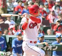 　４回、左前２点タイムリーを放つ玉村