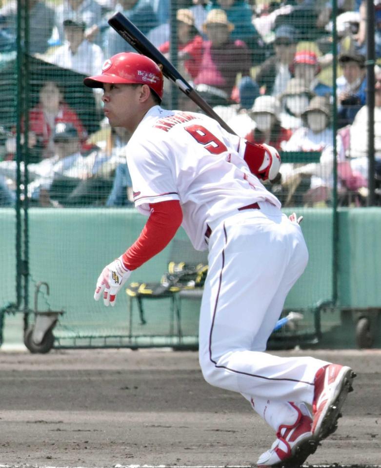 　１回、左前打を放つ秋山（撮影・高橋涼太朗）