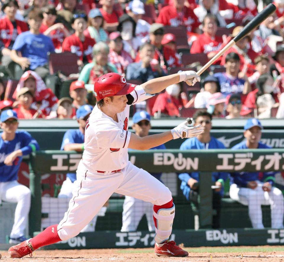 　４回、左前タイムリーを放つ山足