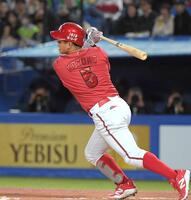 　６回、中前打を放つ小園（撮影・佐藤厚）