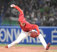 　４回、２番手で登板し、力投する鈴木（撮影・佐藤厚）