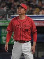 　４回、選手交代を告げベンチに戻る広島・新井監督（撮影・佐藤厚）