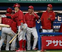 　７回、末包の２点打で生還した野間（３７）らを迎える新井監督（中央）