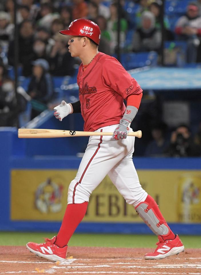 　７回、小園は四球を選ぶ（撮影・佐藤厚）