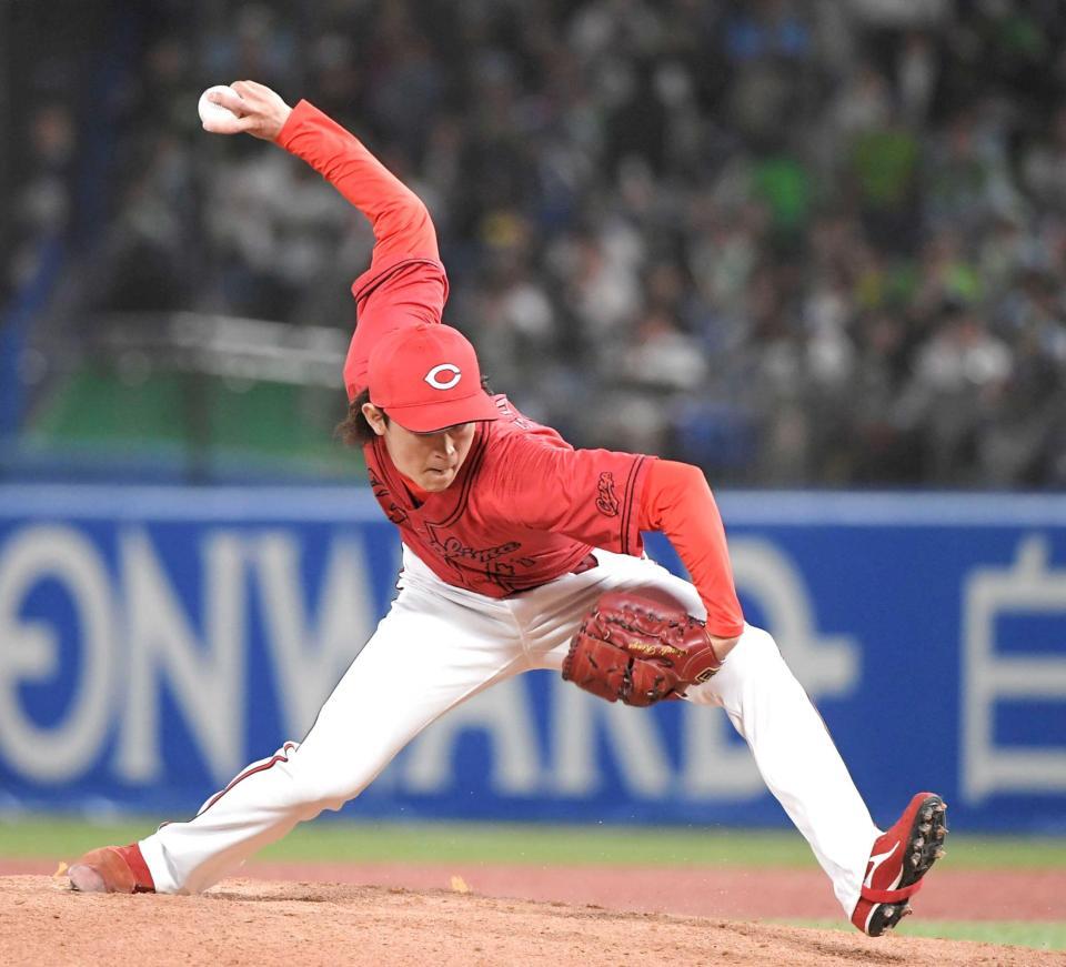 　４回、２番手で登板し、力投する鈴木（撮影・佐藤厚）