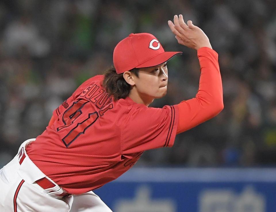 　４回裏から２番手で登板した鈴木（撮影・佐藤厚）