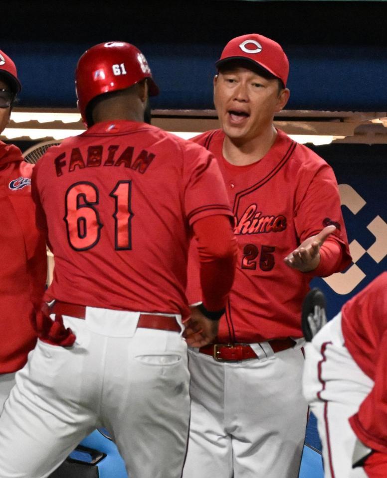 　７回、代打菊池の適時打で生還した三走ファビアンを迎える新井監督