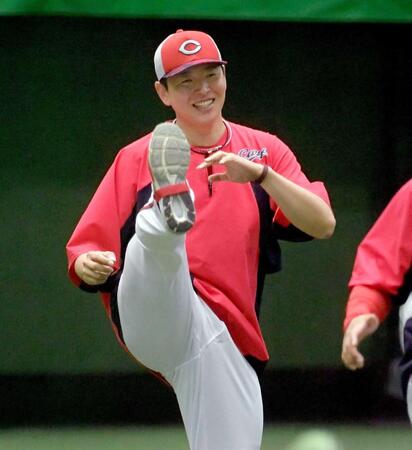 　登板に備え、汗を流す大瀬良（撮影・佐藤厚）