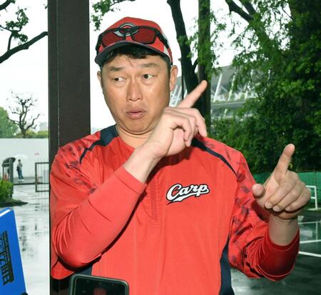　厳しい表情で質問に答える新井監督