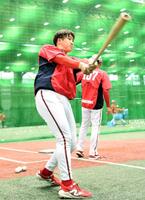 　室内練習場で素振りをする小園（撮影・佐藤厚）