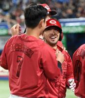 　９回、菊池（右）は左越えに１号ソロを放ち、堂林（左）に迎えられる（撮影・佐藤厚）