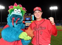 　スラィリー（左）と肩を組み笑顔を見せる堂林（撮影・佐藤厚）