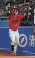 　７回、野間は二塁へ勝ち越しの適時打を放ちガッツポーズ（撮影・佐藤厚）