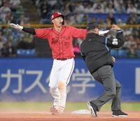 　５回、中村奨は二盗を狙うがタッチアウト（撮影・佐藤厚）