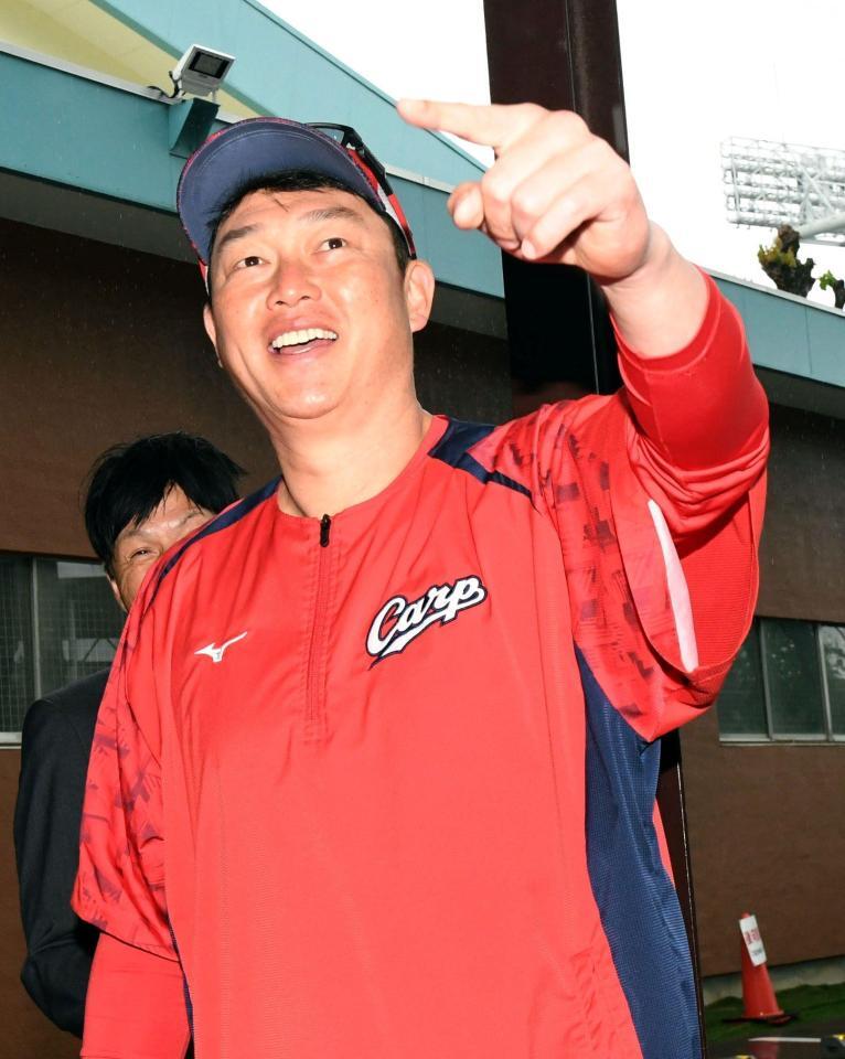 　囲み取材で笑顔を見せる新井監督（撮影・佐藤厚）