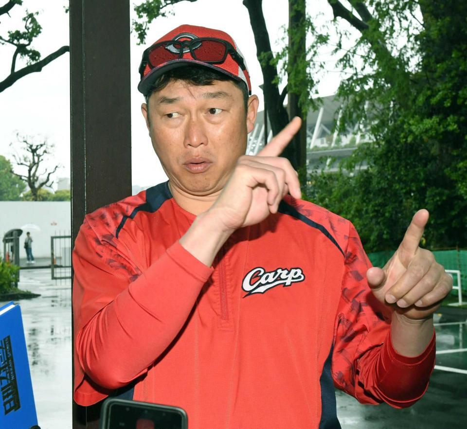 　厳しい表情で質問に答える新井監督