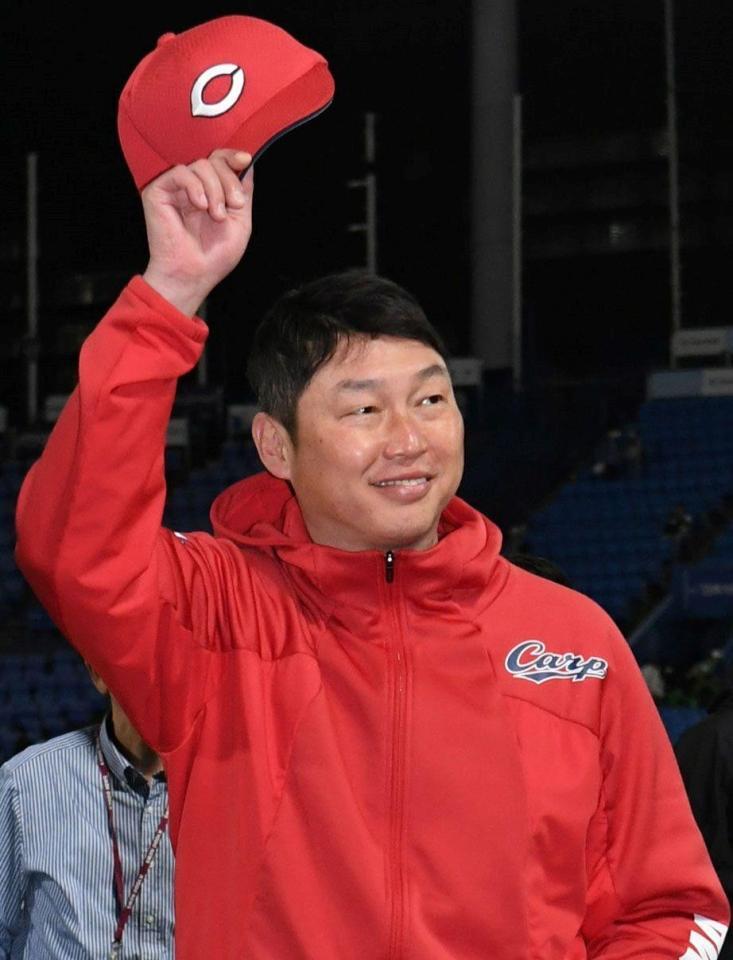 ４連勝に笑顔がこぼれる新井監督（撮影・佐藤厚）