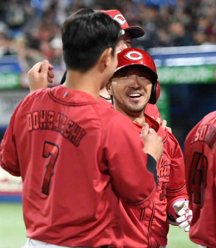 　９回、菊池（右）は左越えに１号ソロを放ち、堂林（左）に迎えられる（撮影・佐藤厚）