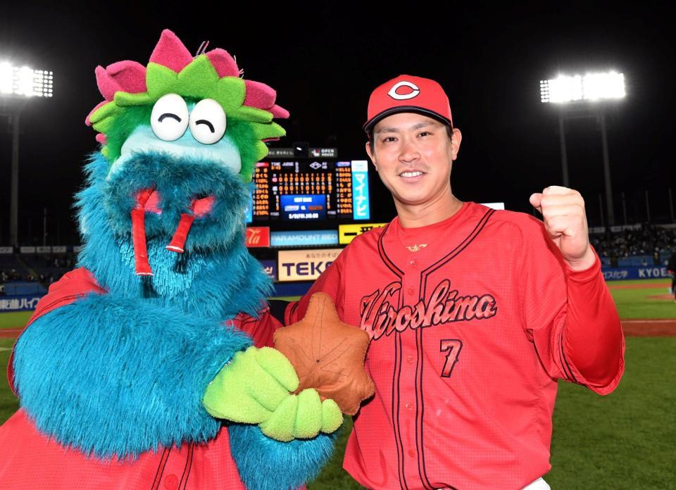 　スラィリー（左）と肩を組み笑顔を見せる堂林（撮影・佐藤厚）