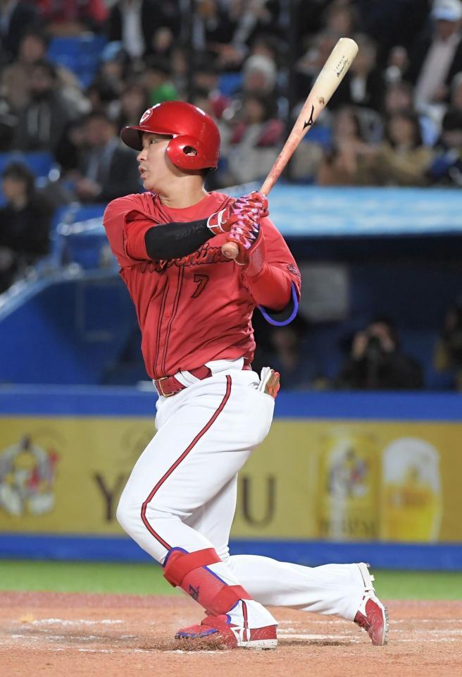 　９回、堂林は左越えに勝ち越しの１号ソロを放つ（撮影・佐藤厚）