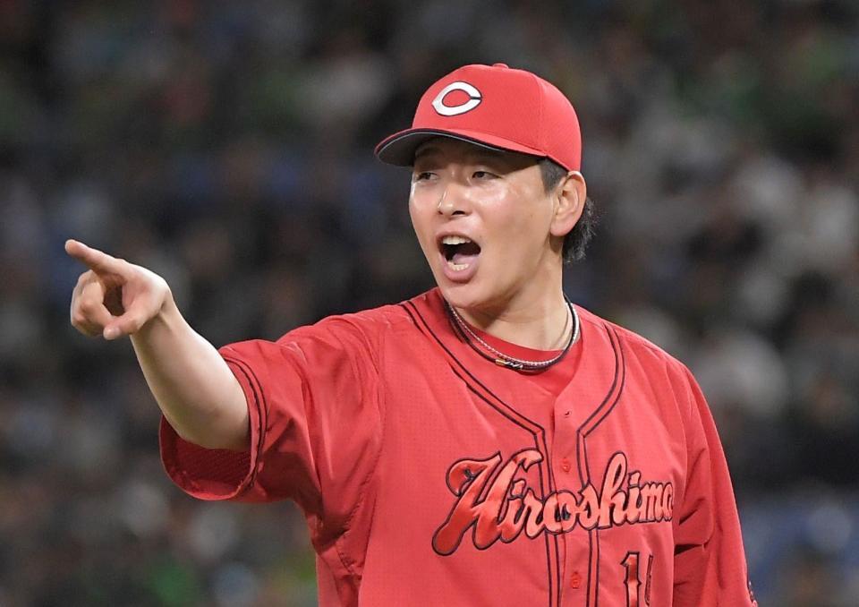 　６回、山田を三塁ゴロに打ち取り、雄たけびを上げる大瀬良（撮影・佐藤厚）