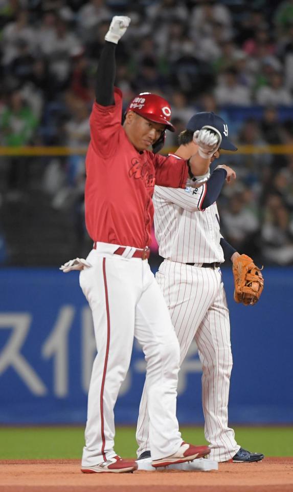 　３回、中村奨は先制適時二塁打を放つ（撮影・佐藤厚）