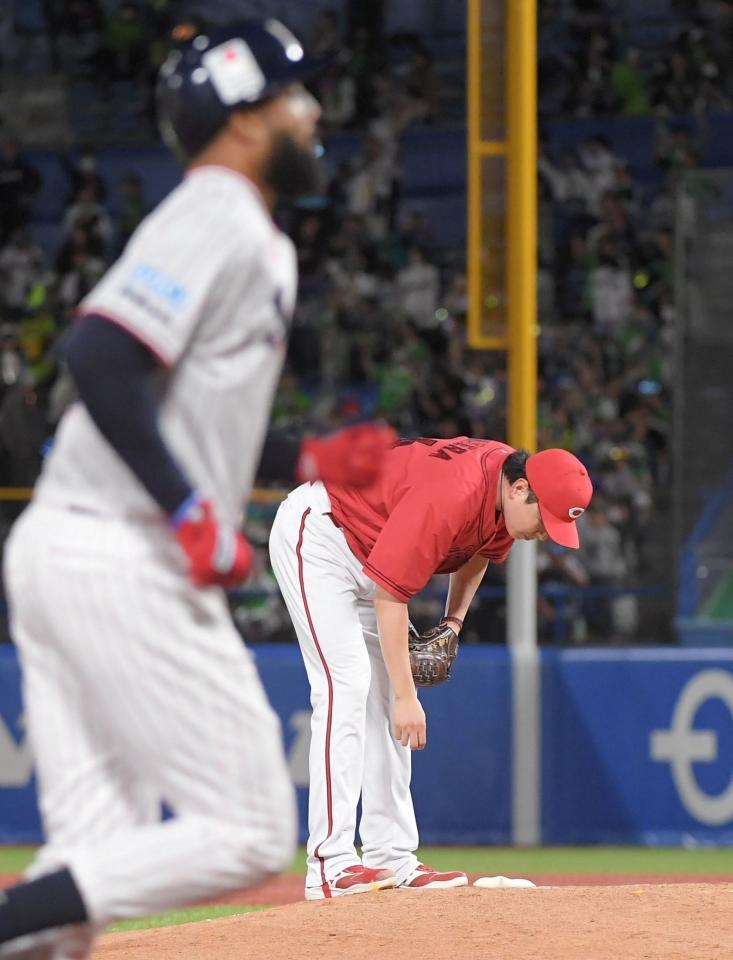 　５回、サンタナ（左）に同点本塁打を打たれ、肩を落とす大瀬良（撮影・佐藤厚）