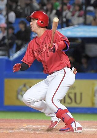 　９回、勝ち越しの１号ソロを放つ堂林（撮影・佐藤厚）