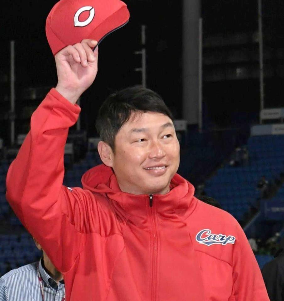 　４連勝に笑顔がこぼれる新井監督（撮影・佐藤厚）