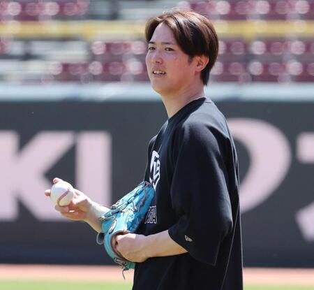 　キャッチボールをする森下（撮影・市尻達拡）