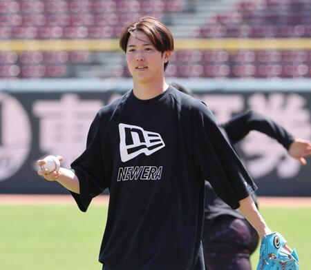 　キャッチボールをする森下（撮影・市尻達拡）